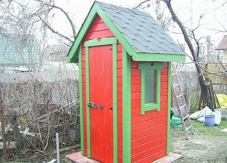Как построить кирпичный туалет на даче?