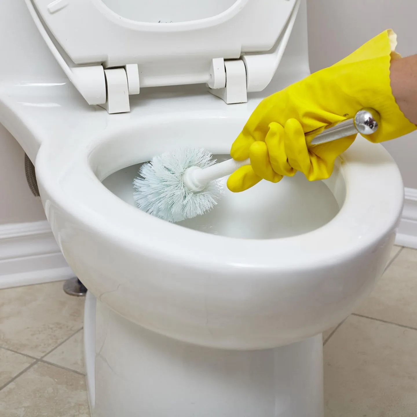 Народное средство очистить унитаз. Чистка унитаза. Уборка туалета. Мыть унитаз. Прочистка унитаза машинкой.