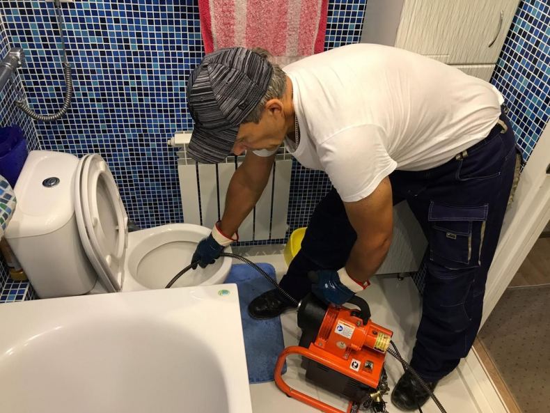 засор труб канализации. трос для устранения засоров канализации. трос для прочистки унитаза. забилась канализационная труба. прочистка где.