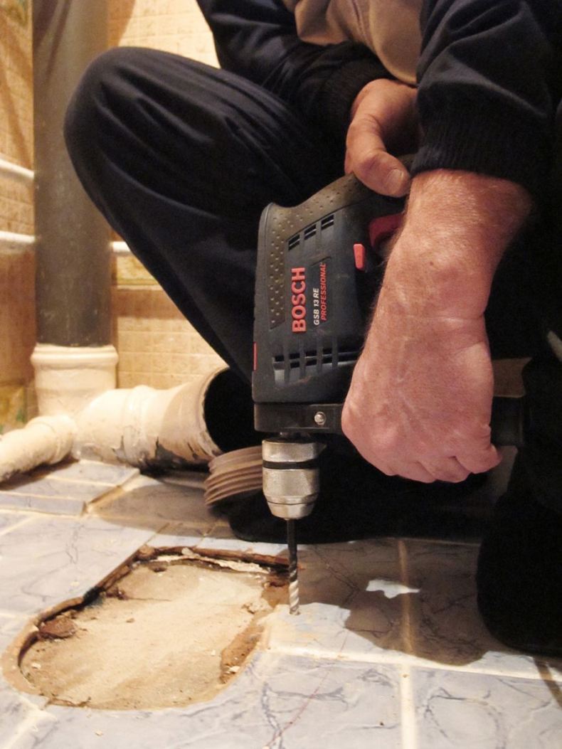 Отверстие в плитке. Сверление отверстий в плитке. Сверление отверстий в керамической плитке. Сверление плитки. Чем просверлить плитку пола.