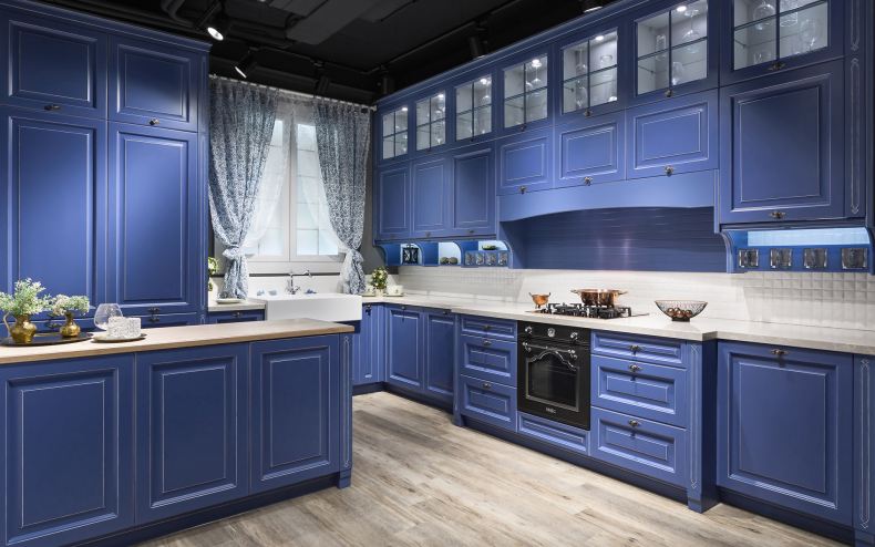 С какими цветами сочетается синяя кухне в интерьере