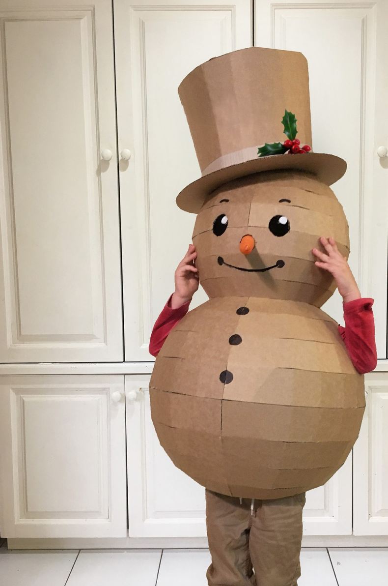 Подробная инструкция, как быстро сделать оригинальный костюм Снеговика своими руками.