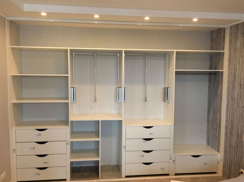 Частный мастер шкаф. Шкаф купе со вставками. Частный мастер шкаф. Встроенный шкаф в хрущевке. Шкаф купе с зеркальными полосками.