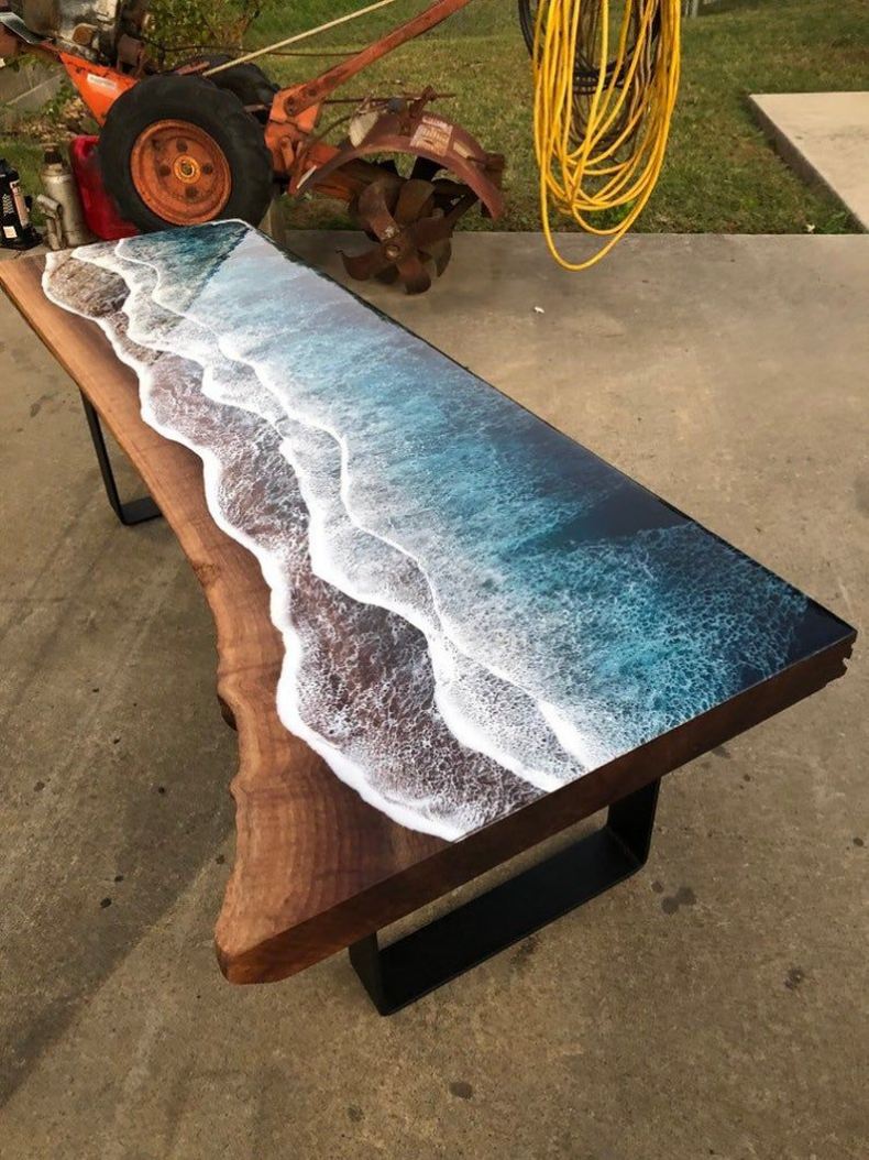 стол из среза дерева с эпоксидной смолой